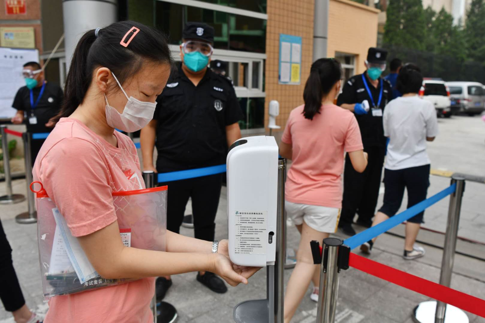 考生|2020年中考拉开序幕，7万余名考生上午进考场