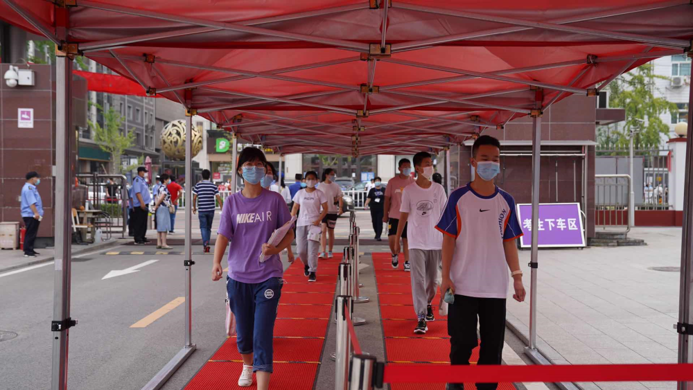 考生|2020年中考拉开序幕，7万余名考生上午进考场