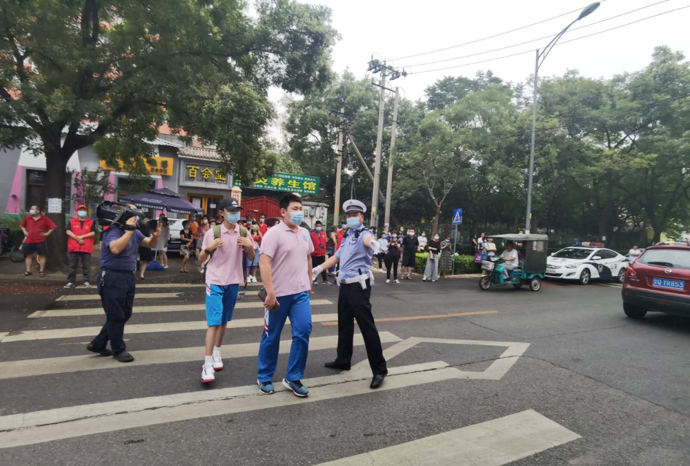 考生|2020年中考拉开序幕，7万余名考生上午进考场