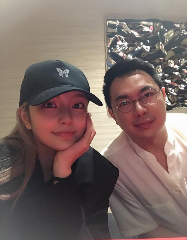 周扬青|周扬青晒与男友人同框为其征婚，却反被催婚，她淡定回应称不着急