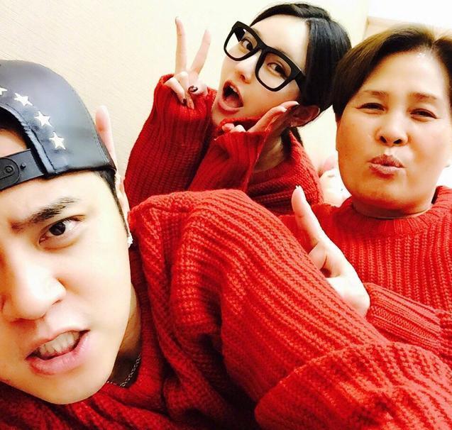 周扬青|周扬青晒与男友人同框为其征婚，却反被催婚，她淡定回应称不着急