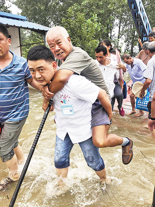 洪水中亲人医生负重前行