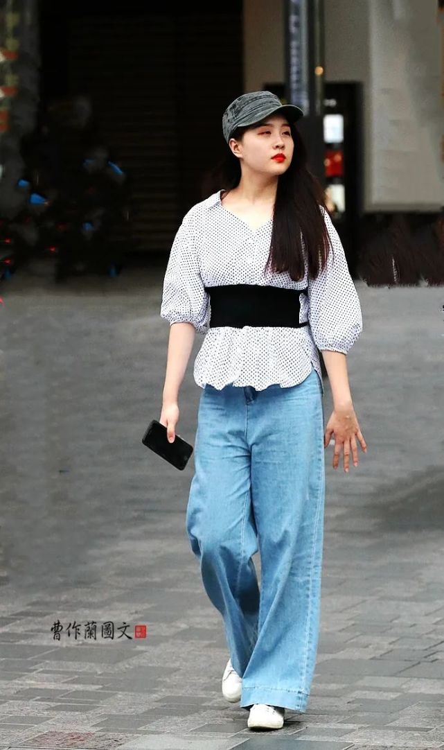 街拍潇洒飘逸的阔腿裤美女