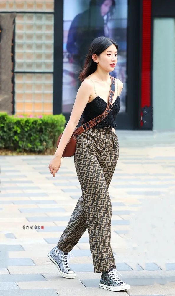 街拍:潇洒飘逸的阔腿裤美女