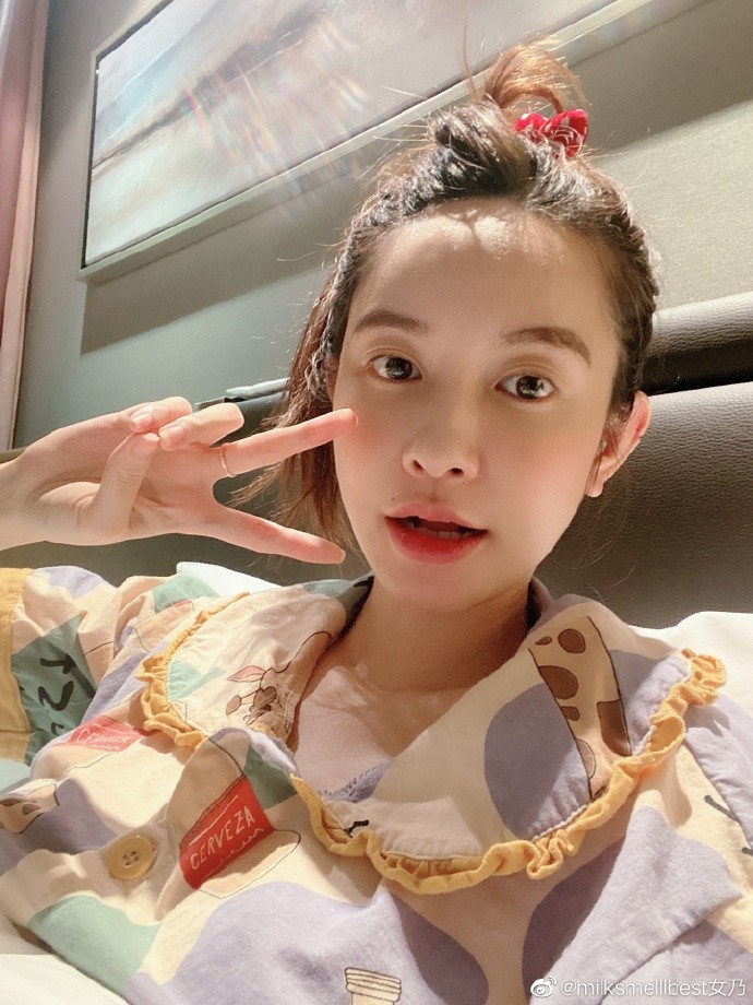 张大奕|张大奕深夜晒素颜照，豪宅内放十几株绿植，不忘提杭州新房炫富！