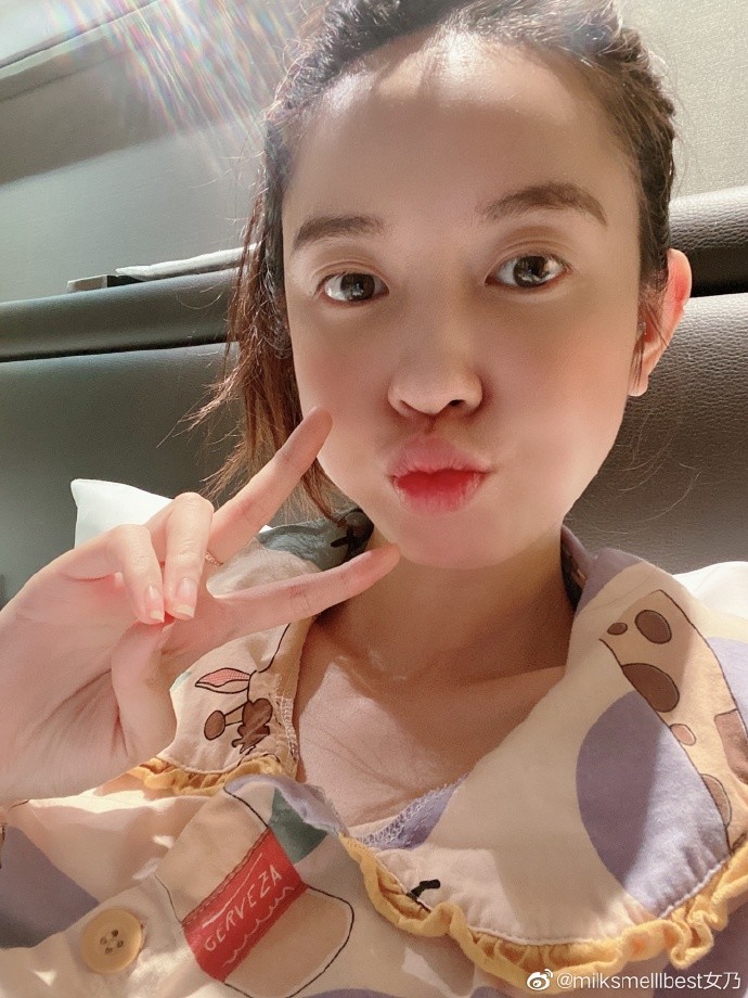 张大奕|张大奕深夜晒素颜照，豪宅内放十几株绿植，不忘提杭州新房炫富！