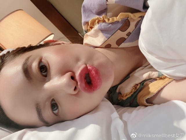 张大奕深夜晒素颜照豪宅内放十几株绿植不忘提杭州新房炫富