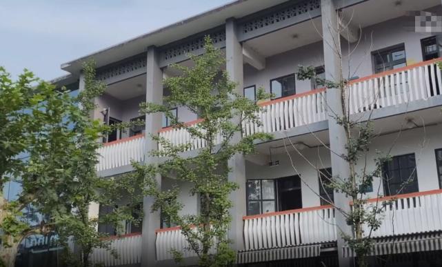 董花花|总裁夫人一身职业装搞事业，戴墨镜霸道总裁范儿十足，自信有气场