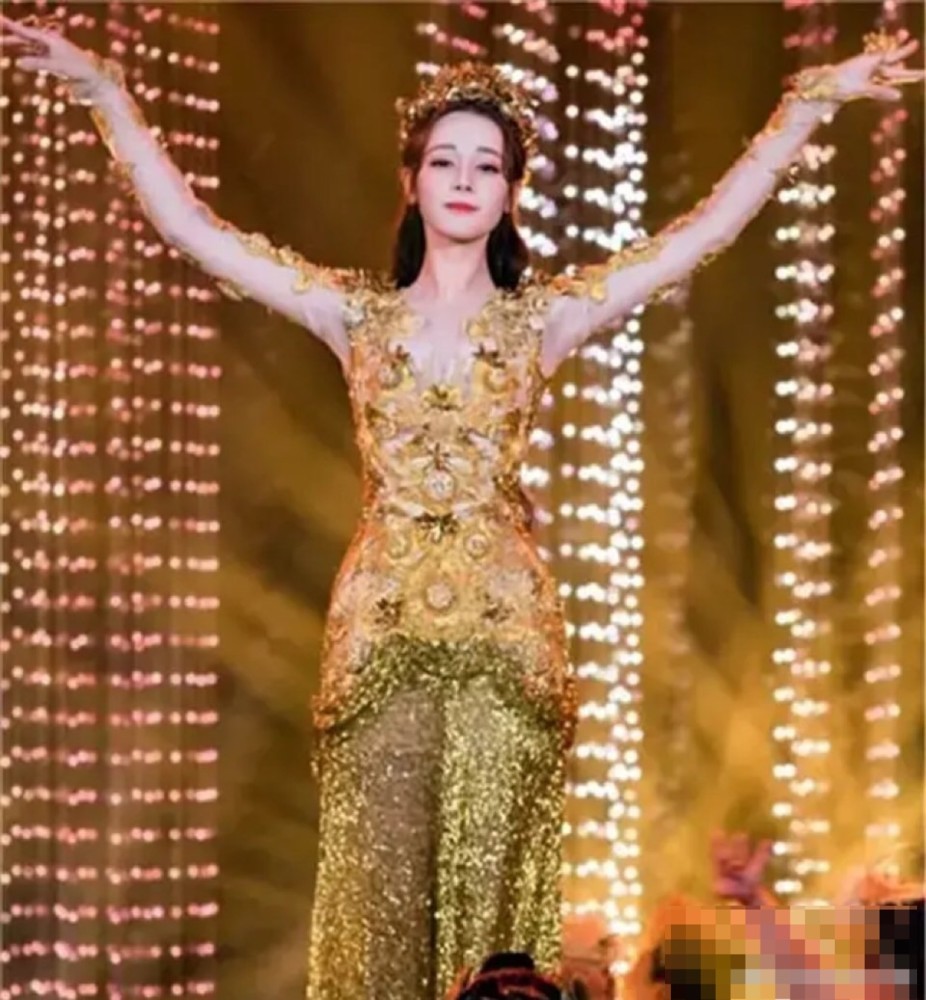 金鹰女神|金鹰女神颜值比拼，无论是赵丽颖还是热巴，颜值都输给了第一届