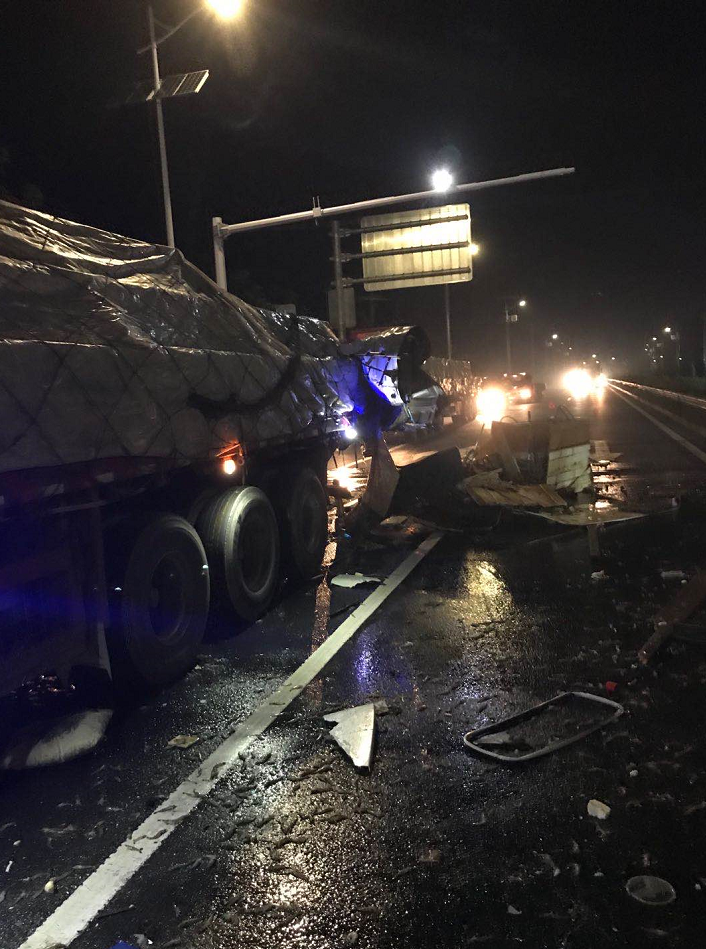 惨烈s225如东段一厢式货车追尾大货车车顶被掀飞