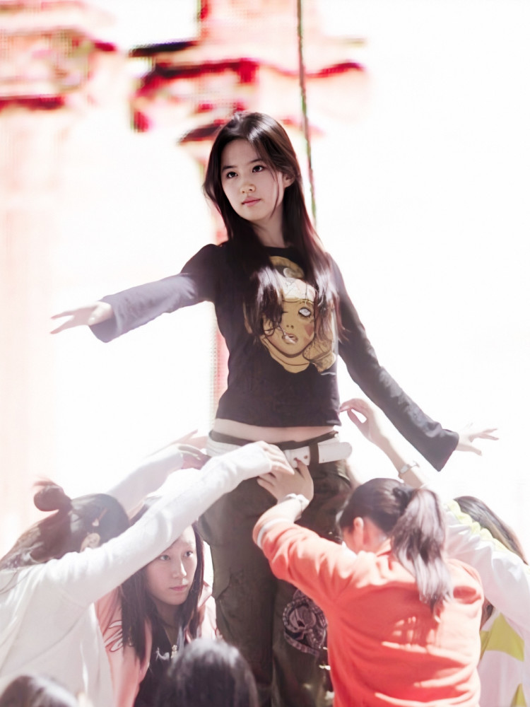 金鹰女神|金鹰女神颜值比拼，无论是赵丽颖还是热巴，颜值都输给了第一届