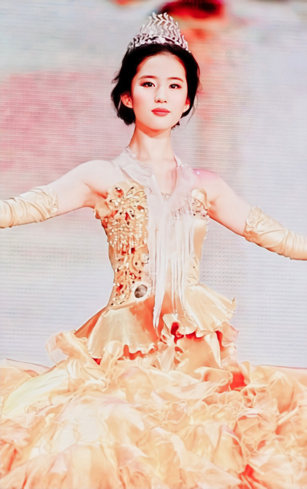 金鹰女神|金鹰女神颜值比拼，无论是赵丽颖还是热巴，颜值都输给了第一届