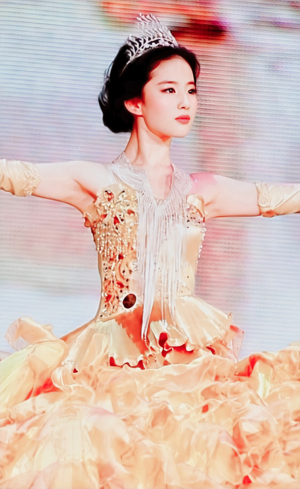 金鹰女神|金鹰女神颜值比拼，无论是赵丽颖还是热巴，颜值都输给了第一届