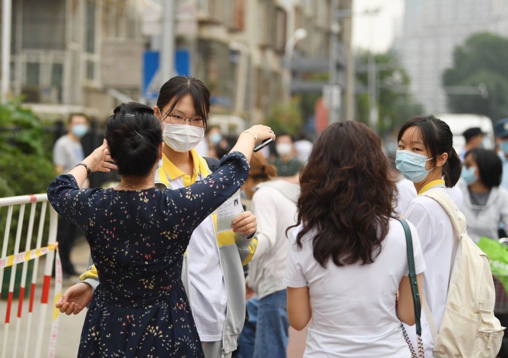 中考|考点外设临时停车区 家长隔马路送考……北京7万余名考生今天中考