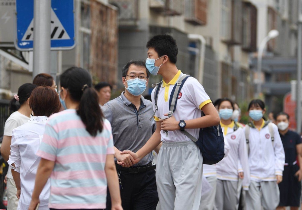 中考|考点外设临时停车区 家长隔马路送考……北京7万余名考生今天中考