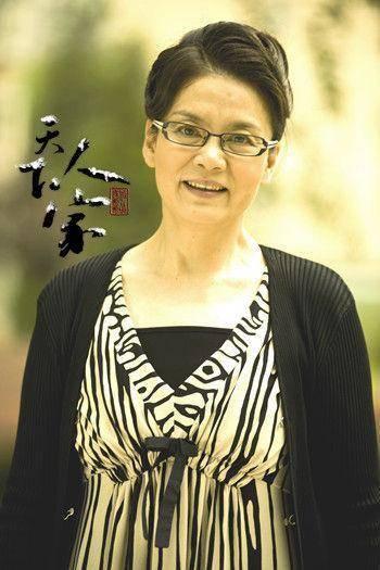 65岁潘虹老得优雅不做作波点衬衫配小礼帽皱纹突兀气质却高级