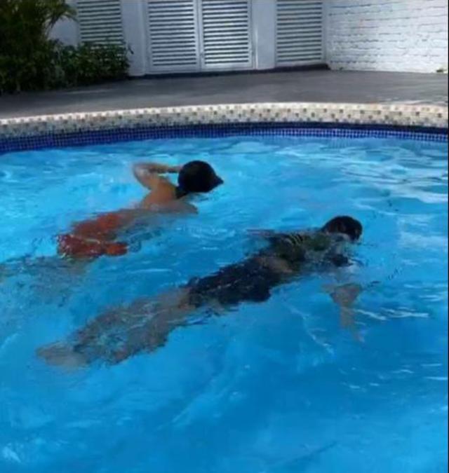 谢霆锋大儿子初长成12岁发育太早熟8块腹肌抢镜荷尔蒙爆棚