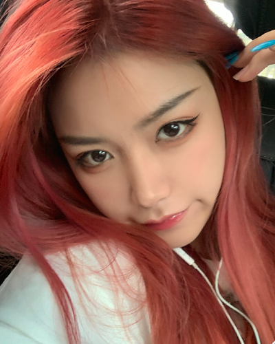 刀小刀为何不将头发扎起来?看清她扎丸子头模样,好像变了一个人