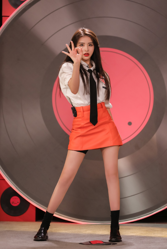 金子涵这腿确定没加"特效"?当灯光照在腿上时,像是抹了几层油