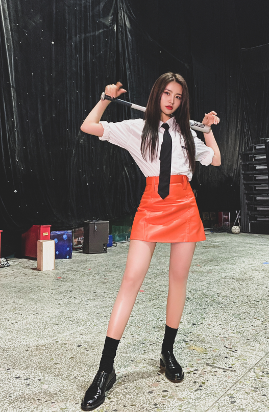 金子涵这腿确定没加"特效"?当灯光照在腿上时,像是抹了几层油