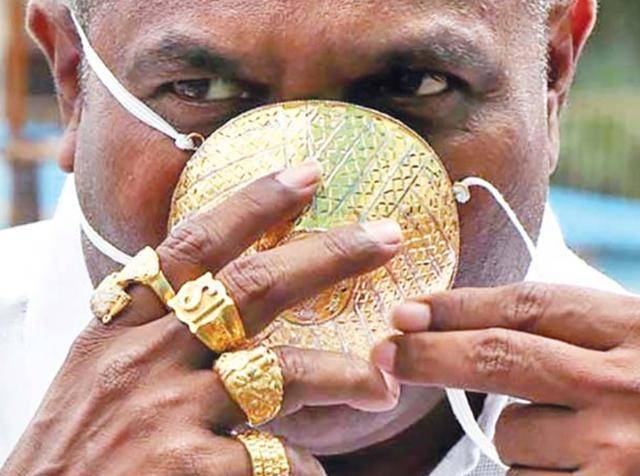 尚卡尔·库拉德|男子戴价值35万卢比黄金口罩称很舒服，他还有一顶金帽子