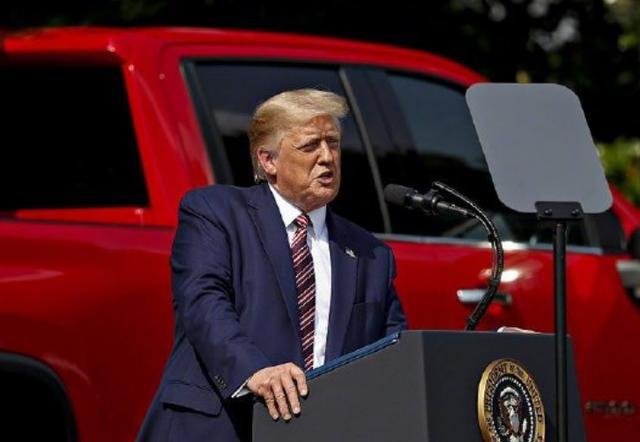 唐纳德·特朗普|忘了染发？特朗普发色变灰白后遭众人嘲笑，之后又变回经典橙色