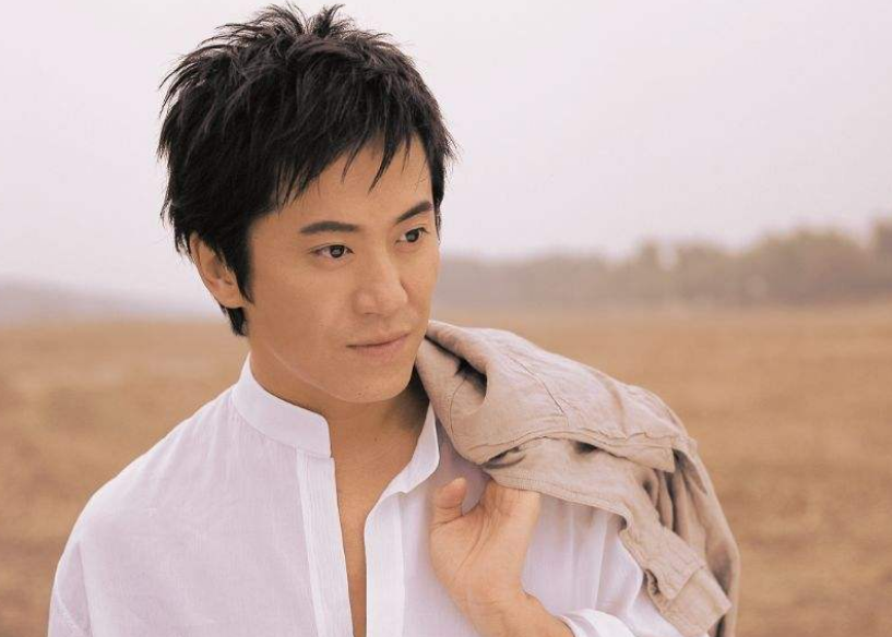 51岁毛宁现身街头,身材发福风光不再,金童往事,不过一场梦