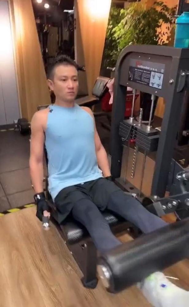 马伊琍|文章与女性好友聚会酒吧嗨玩烟不离手，深夜骑电动车去健身显落寞