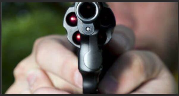 伊斯梅尔·卡西利亚斯|国庆日14岁女儿卧室惊现男子，愤怒的美国爸爸把他打得满地找牙