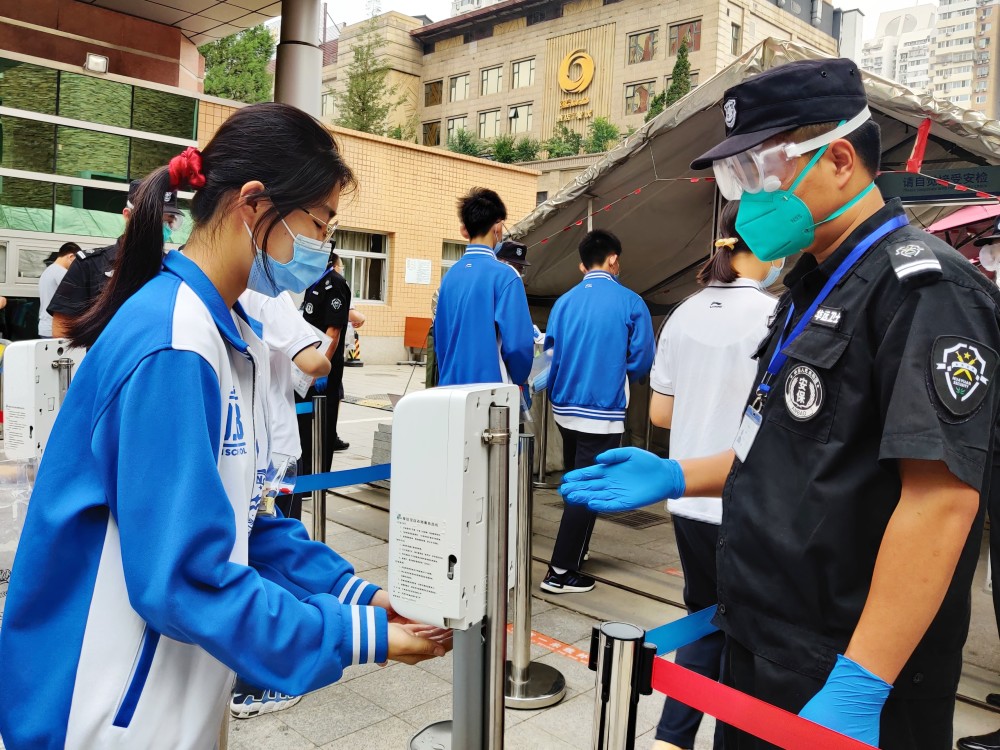 考生|北京中考今日开考，7万余名考生手消毒、测体温后入场
