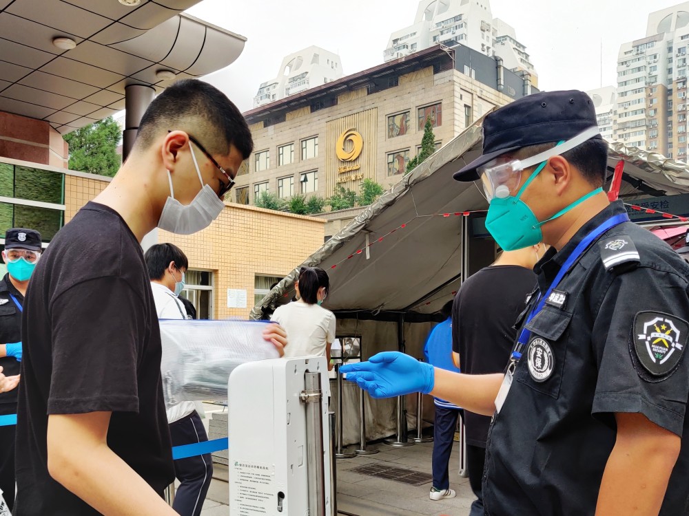 考生|北京中考今日开考，7万余名考生手消毒、测体温后入场