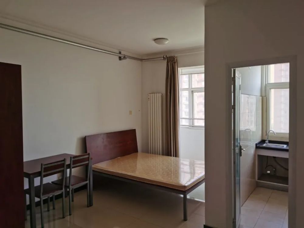 尤其蓝博公寓,里面带了衣柜,桌椅等家具,基本实现拎包入住,可谓贴心至