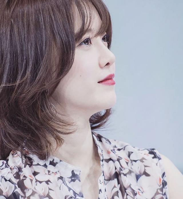 具惠善|咖啡店偶遇具惠善，女神身材纤瘦心情极佳，离婚后美回巅峰