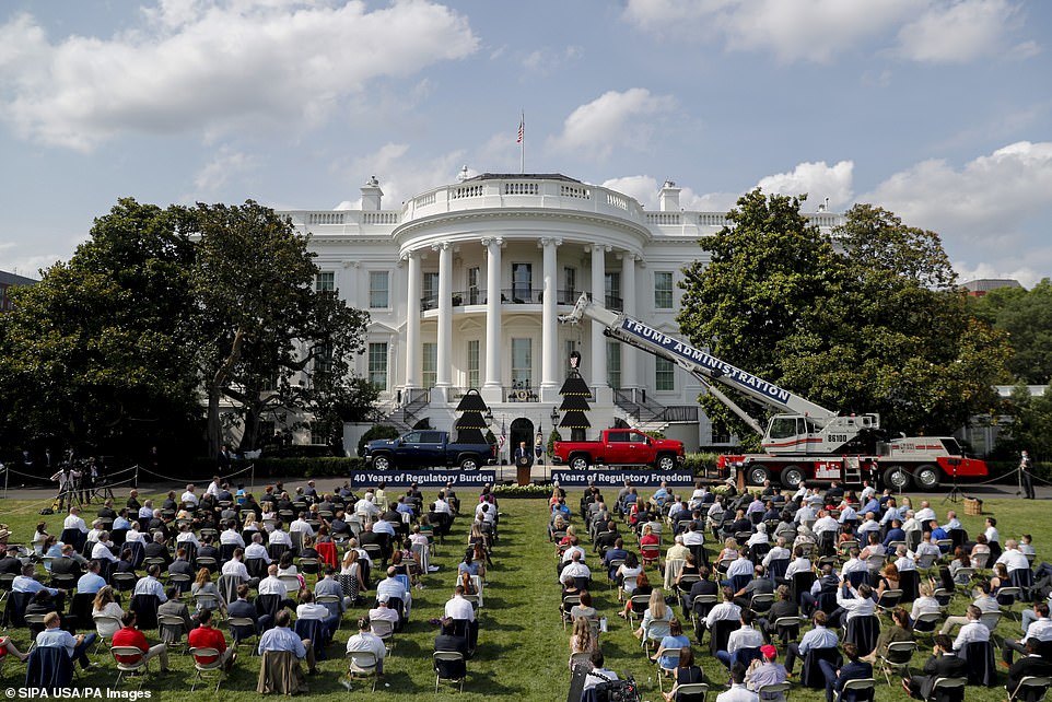 唐纳德·特朗普|特朗普在白宫里摆卡车和起重机，宣扬政府减轻了监管负担