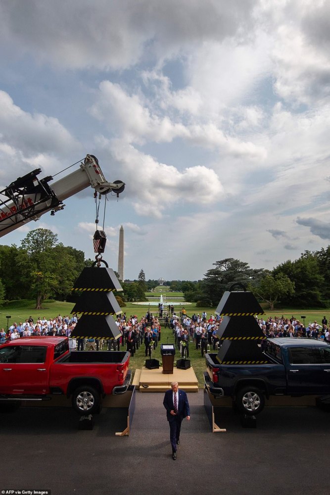 唐纳德·特朗普|特朗普在白宫里摆卡车和起重机，宣扬政府减轻了监管负担