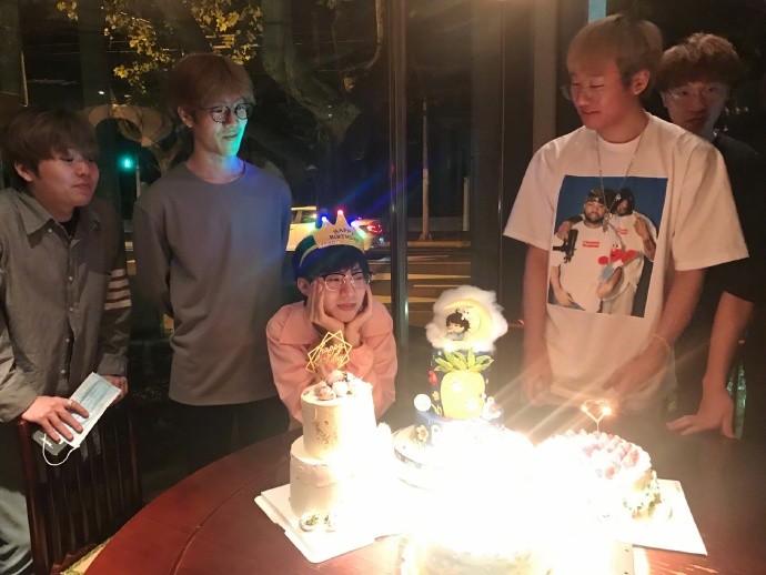 ig宝蓝生日会照片引热议,网友:正常男生都是这么拍照的吗?