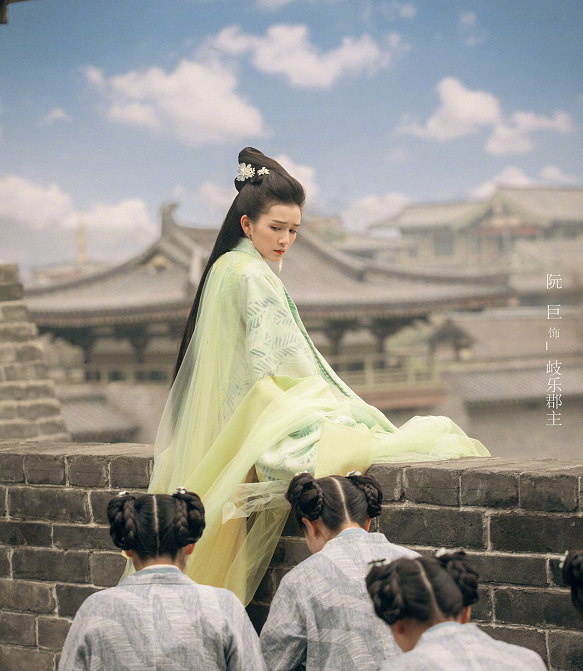 杨紫|有种“配角比主角美”叫杨紫，新造型公开，网友：确定不是丫鬟？