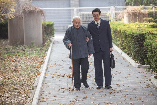 启功|启功当年写的大字报，被收藏界炒出天价，深夜排队偷字的人发财了