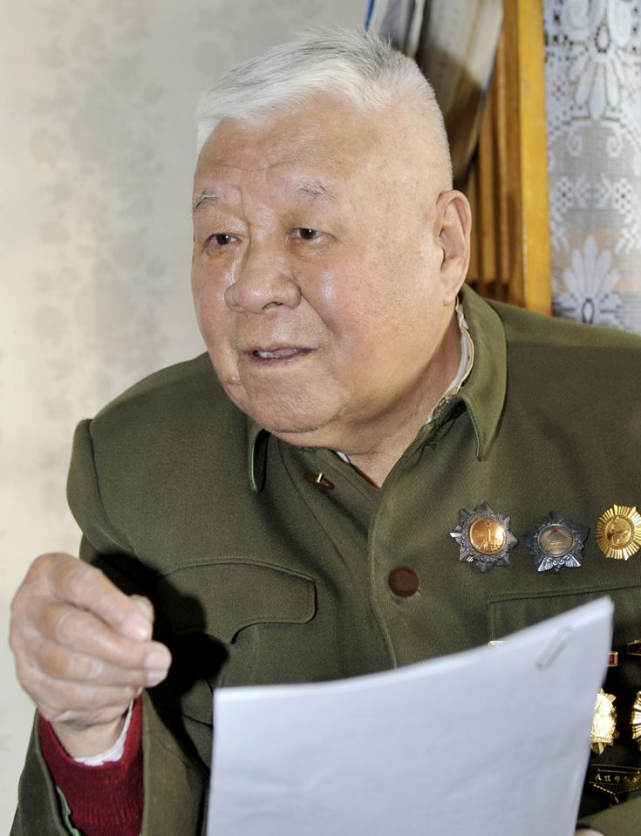 王震359旅,3位独臂战将合影,40年后再聚首,已是白发生