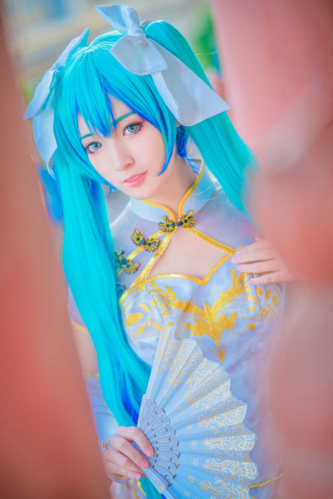 金丝雀洛天依mikucosplay