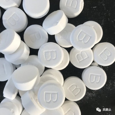 問題中提到的蘇打片(即碳酸氫鈉片,也叫小蘇打),是痛風臨床最常用的鹼