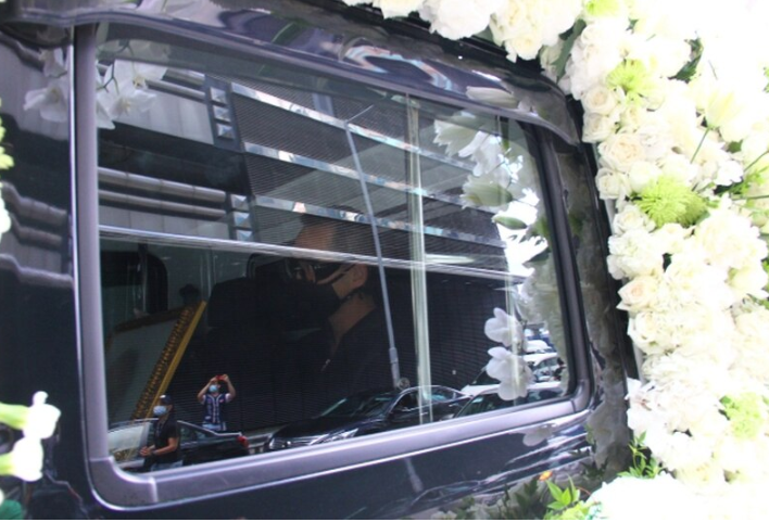 赌王灵柩暂存天字一号房,何猷君仪式上偷抹眼泪,三太需两人搀扶