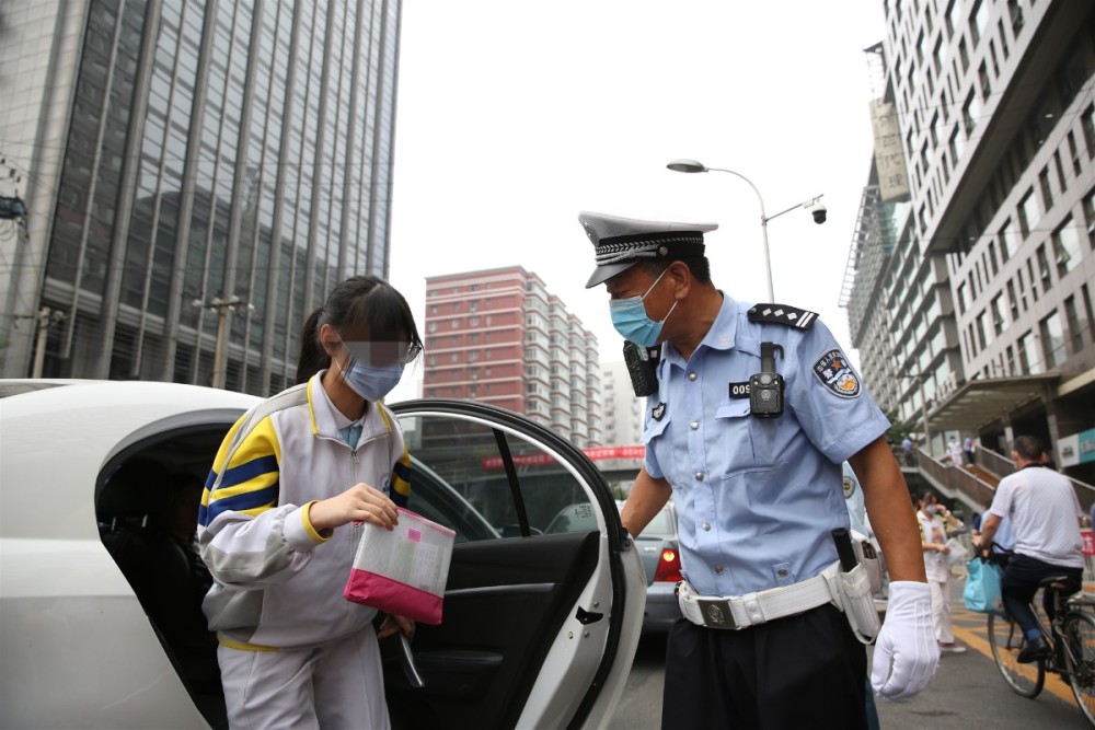 北京|北京59岁老民警最后一次为中考校友护航