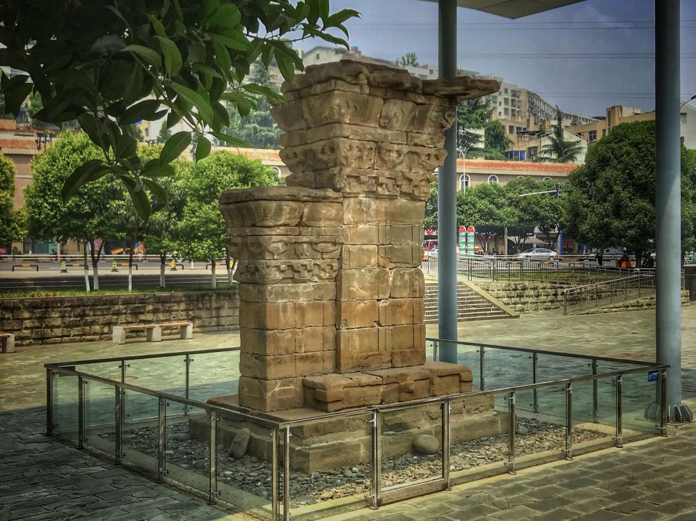 汉平阳府君阙,低调的千年古文物,即使立于繁华市区也毫不起眼