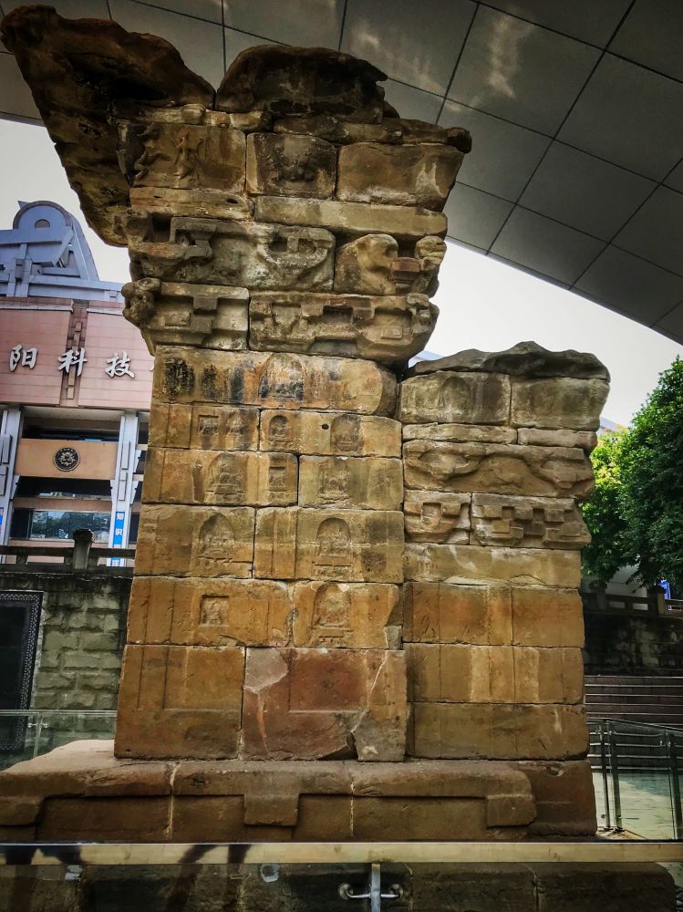 汉平阳府君阙低调的千年古文物即使立于繁华市区也毫不起眼