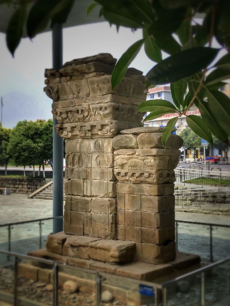 汉平阳府君阙低调的千年古文物即使立于繁华市区也毫不起眼