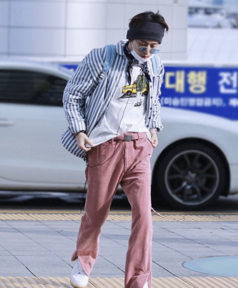 前ikon队长金韩彬也太暖了吧为粉丝送雨伞不仅很帅还很会穿