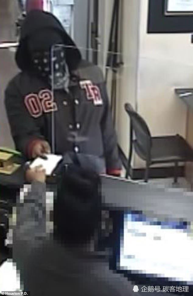 抢劫|疫情毁了生意还没拿到补贴，男子一气之下用一张纸条成功抢劫银行