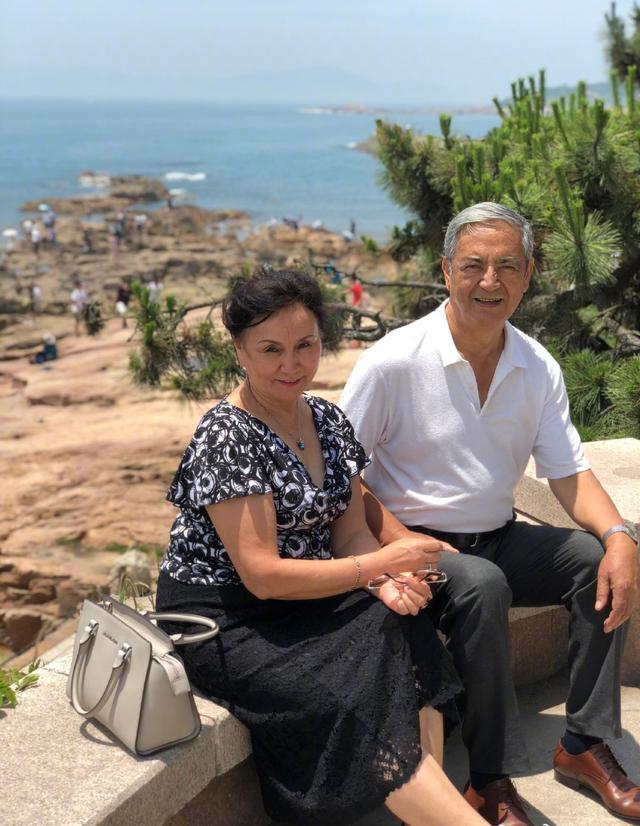 原来小尼总会将父母的旅行用照片的方式记录下来,爸爸妈妈坐在路边的