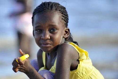 肯尼亚_社会|肯尼亚12岁女孩一月被嫁两次，父亲：换回四头母牛，全家有活的希望，值了